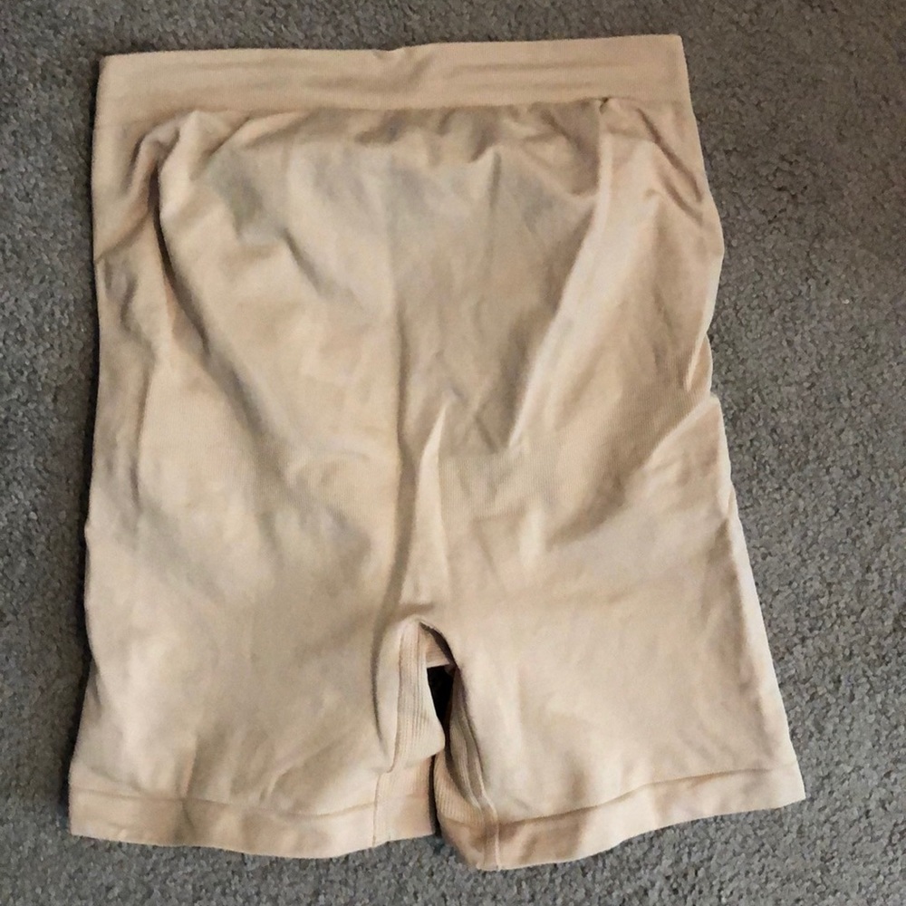 Motherhood maternity Secret fit shaping short